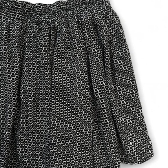 Brandy Melville Black White Floral Daisy A-Line Mini Skirt Rayon One Size - Picture 3 of 6